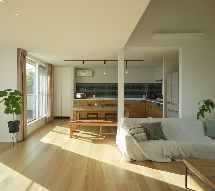 床材の「無垢材」と「フローリングシート」はどう違う？選び方のポイント